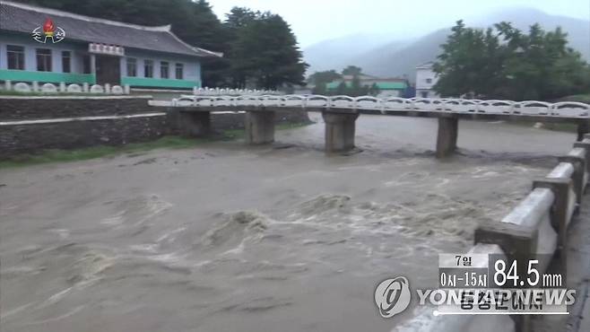 '8월에 또'…북한 곳곳서 장마성 폭우 (서울=연합뉴스) 북한 곳곳에 7일 하루 동안 장마성 폭우가 내리면서 농촌 등 각 현장에서 수해 방지에 비상이 걸렸다. 이날 전국 평균 강수량은 35.9mm로 나타났지만 지역에 따라 5∼6배 많이 내린 곳도 속출했다고 조선중앙TV가 보도했다.[조선중앙TV 화면] 2022.8.7 
    [국내에서만 사용가능. 재배포 금지. For Use Only in the Republic of Korea. No Redistribution] nkphoto@yna.co.kr