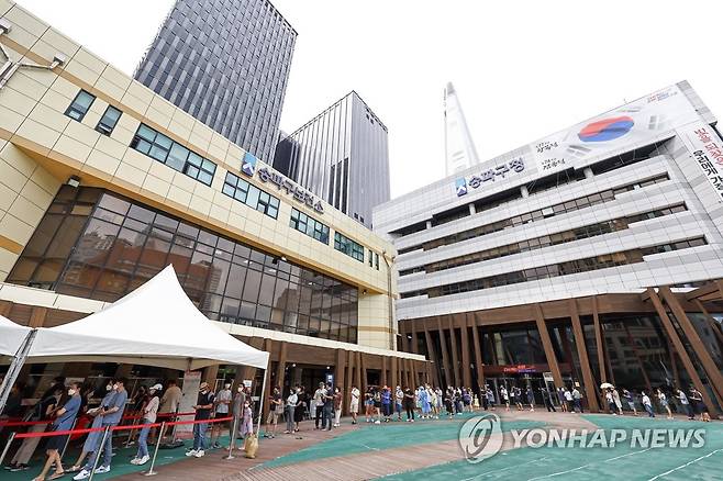 광복절 휴일에도 계속되는 검사행렬 (서울=연합뉴스) 김도훈 기자 = 광복절인 15일 오전 서울 송파구보건소에 마련된 코로나19 임시선별진료소를 찾은 시민들이 검사를 기다리고 있다.
    중앙방역대책본부에 따르면 이날 0시 기준 신규확진자수는 6만2078명으로 집계됐다. 하지만 위중증 환자수는 521명으로, 4월29일(526명) 이후 108일만에 최다치를 기록했다. 2022.8.15 superdoo82@yna.co.kr