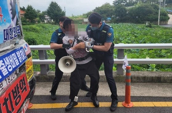 문재인 전 대통령 사저가 있는 양산 하북면 평산마을 앞 도로에서 흉기를 휘두른 60대 남성이 경찰에 체포되고 있다 (사진=뉴스1)