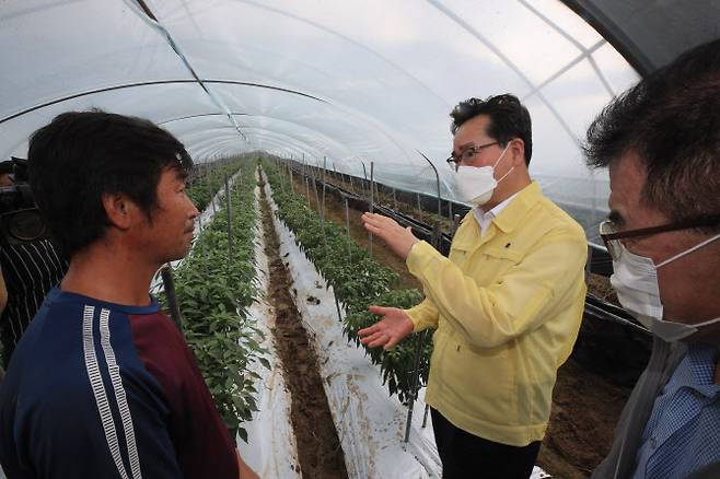 정황근(가운데) 농림축산식품부 장관이 충남 부여군 폭우 피해농가를 방문해 농민과 이야기하고 있다. (사진=농식품부)