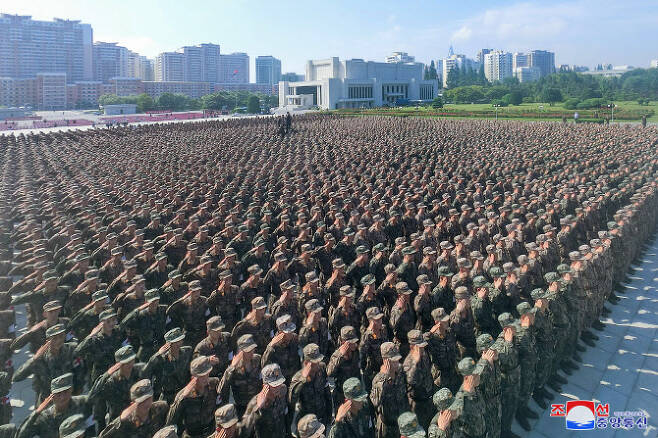 북한에서 코로나19 발생 이후 김정은 국무위원장의 ‘특별명령’으로 수도비상방역전에 투입됐던 인민군 군의부문 전투원들의 귀대 행사를 조선중앙통신이 15일 보도한 사진이다. (출처=연합뉴스)