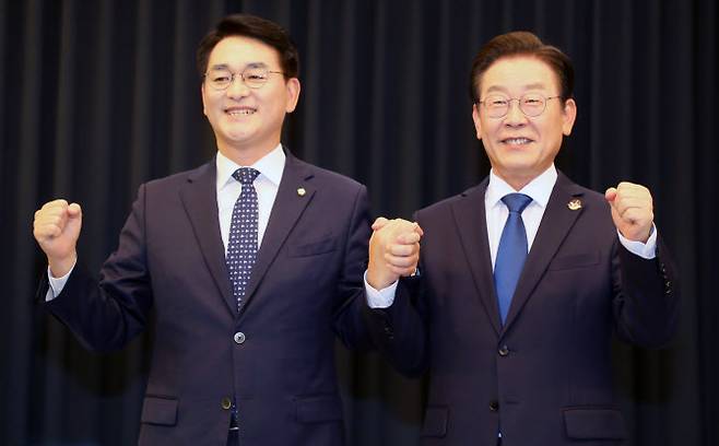 박용진(왼쪽), 이재명 더불어민주당 당대표 후보가 16일 전북 전주시 JTV전주방송에서 열린 토론회에 앞서 기념촬영을 하고 있다.(사진=뉴스1)