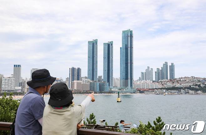 지난 9일 부산 해운대구 동백섬을 찾은 시민들이 바다 풍경을 즐기고 있는 모습.ⓒ News1 김영훈 기자