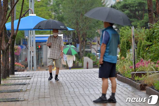 16일 오전 경북 포항시 전역에 비가 내리고 있다. 기상청은 오후부터 소강상태를 보이다 늦은 밤부터 다시 비가 내리겠다고 예보했다.2022.8.17/뉴스1 ⓒ News1 최창호 기자
