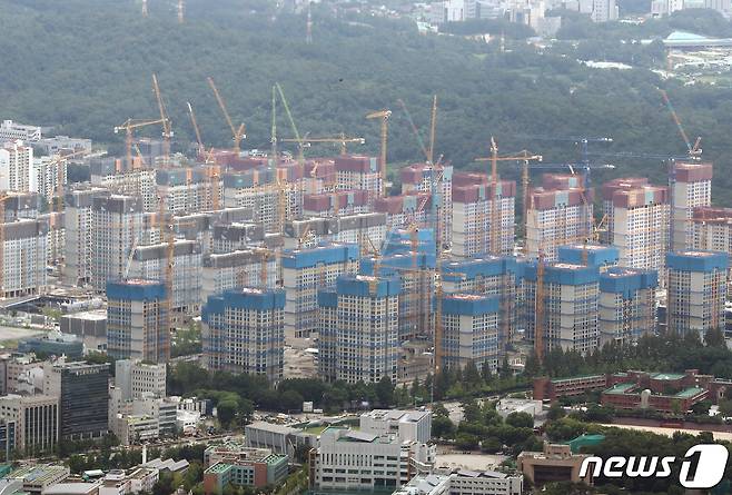 서울 강동구의 주택 재건축 현장(자료사진) 2022.8.1/뉴스1 ⓒ News1 구윤성 기자