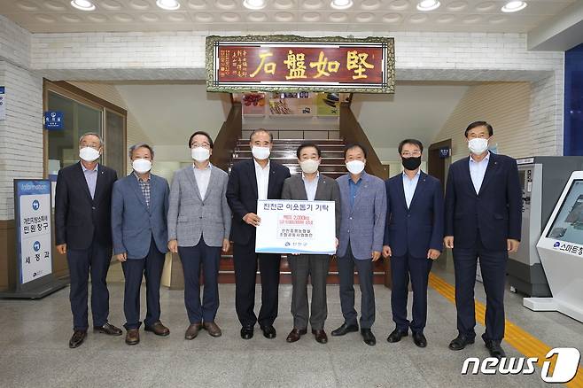 충북 진천증평농협쌀조합공동사업법인은 이날 진천군청에 '생거진천 쌀' 2000㎏(600만원 상당)을 기탁했다.(진천군 제공).2022.8.16/