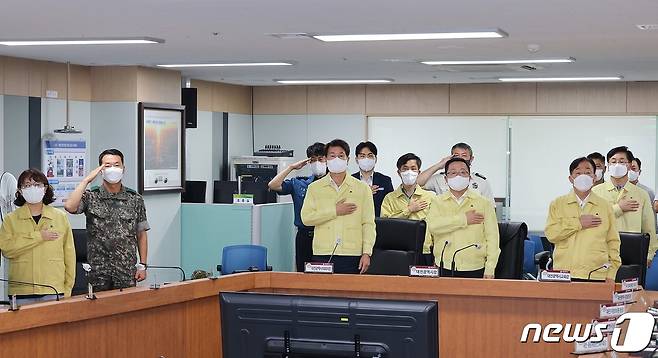 지난 9일 대전시청에서 열린 을지연습 준비상황 보고회에서 이장우 시장(앞줄 오른쪽 두 번째)과 이상래 시의회 의장(〃 〃 세 번째), 설동호 교육감(〃 맨 오른쪽) 등이 국민의례를 하고 있다. (대전시 제공)
