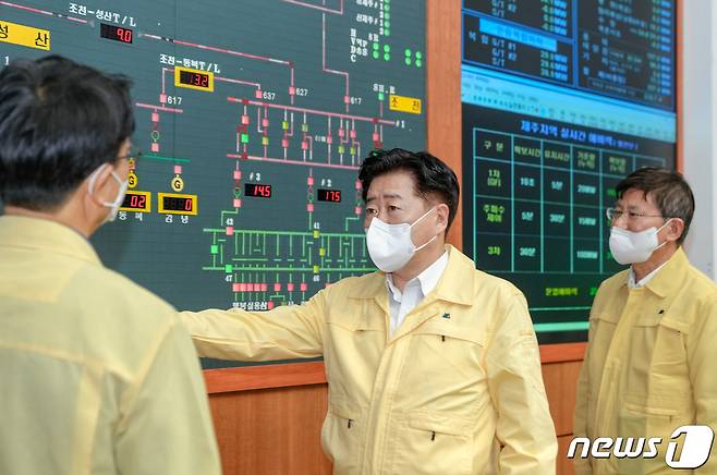 오영훈 제주지사가 17일 전력거래소 제주본부를 방문해 전력수급 상황을 살피고 있다(제주도 제공)