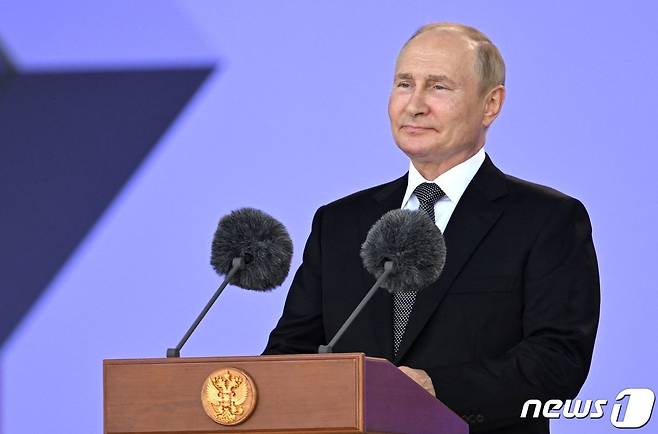 블라디미르 푸틴 러시아 대통령이 15일(현지시간) 모스크바 인근 쿠빈카에서 열린 방위 산업 전시회인 육군 2022 포럼 개막식 축사서 "러시아는 가장 현대적인 무기를 동맹국에 제공할 준비가 돼 있으며, 이들 대부분은 실전에 활용된 적이 있다＂고 밝히고 있다. ⓒ AFP=뉴스1 ⓒ News1 우동명 기자