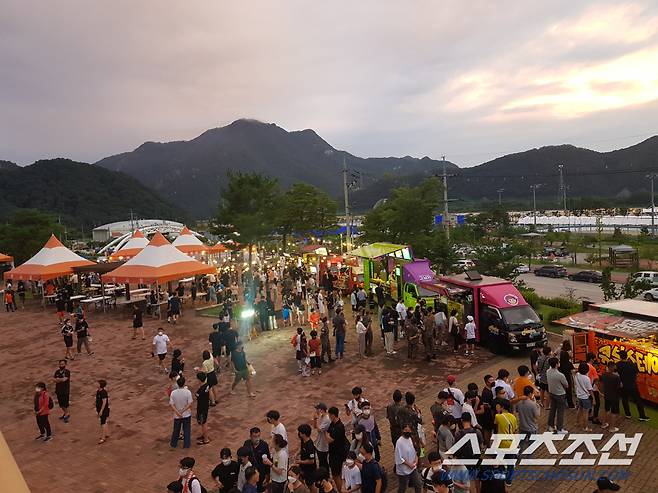 강원 춘천 송암스포츠타운 주경기장 앞 광장에 펼쳐진 강원FC 야시장. 춘천=최만식 기자