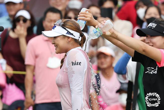 에버콜라겐퀸즈크라운2022 FR 우승 축하 물세례를 받는 윤이나. KLPGA제공
