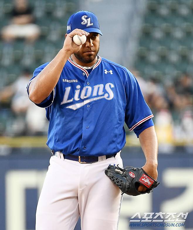 2022 KBO리그 LG 트윈스와 삼성 라이온즈의 경기가 16일 잠실구장에서 열렸다. 삼성 수아레즈가 숨을 고르고 있다. 잠실=박재만 기자 pjm@sportschosun.com/2022.08.16/