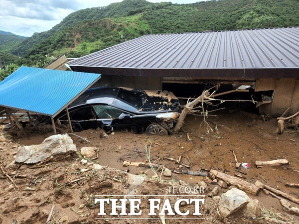 이번 폭우로 인해 부여 은산면 가전리에서 산사태가 발생해 차량이 한 주택의 지붕밑에 걸려 있다/부여군청 제공