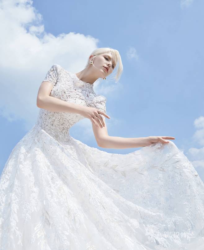 사진 : 웨딩드레스 본느마리에,&nbsp;청담점,&nbsp;광주점,&nbsp;부산점,&nbsp;에디터 김정은,&nbsp;비주얼 디렉터 방미나,&nbsp;포토그래퍼 이정훈(아트포토그라피 다다 스튜디오),&nbsp;헤어 지연(쉬작) 메이크업 구다연(쉬작),&nbsp;모델 샤렌,&nbsp;제품협찬 보비쥬, 장폴블랑쉬클라리쎄, 크리스찬 루부탱,&nbsp;로케이션 빌라드파넬