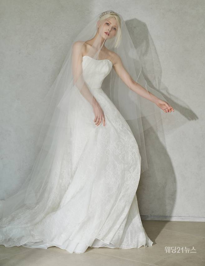 사진 : 웨딩드레스 본느마리에,&nbsp;청담점,&nbsp;광주점,&nbsp;부산점,&nbsp;에디터 김정은,&nbsp;비주얼 디렉터 방미나,&nbsp;포토그래퍼 이정훈(아트포토그라피 다다 스튜디오),&nbsp;헤어 지연(쉬작) 메이크업 구다연(쉬작),&nbsp;모델 샤렌,&nbsp;제품협찬 보비쥬, 장폴블랑쉬클라리쎄, 크리스찬 루부탱,&nbsp;로케이션 빌라드파넬