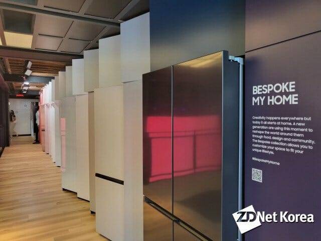 2층 복도에는 다양한 색상의 비스포크 내장고 패널이 전시돼 있다. (사진=지디넷코리아)