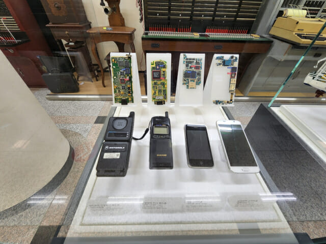 왼쪽부터 아날로그 모토로라 휴대폰, 삼성전자 PCS, 애플 아이폰, 삼성 갤럭시S