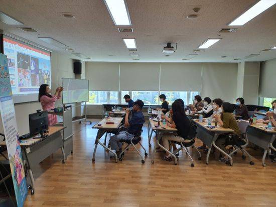 포항시 대잠도서관, 책과 영화로 떠나는 지적인 세계여행 수강생 모집.