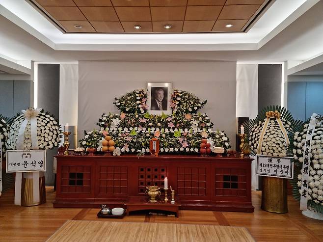 2022년 8월10일 밤 서울대병원 장례식장에 마련된 고 이상희 전 장관의 빈소 모습/송의달 기자