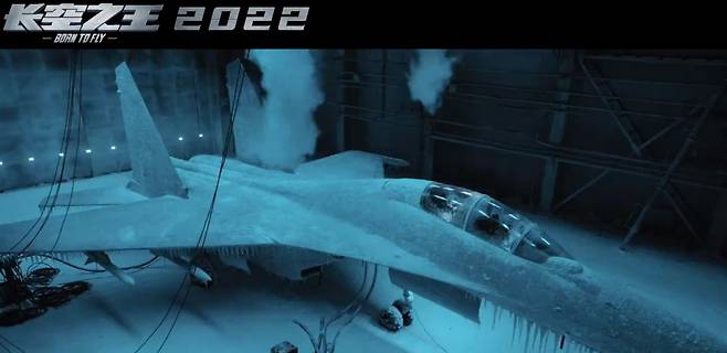 지난 13일 공개된 '하늘의 왕' 예고편에는 시험비행 조종사들이 강추위와 폭염 속에서 훈련받는 장면이 담겼다. /웨이보