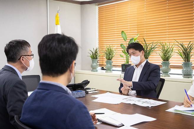 강범석 인천 서구청장(오른쪽)이 LH 관계자들을 만나 청라시티타워의 빠른 건설을 촉구하고 있다./인천 서구