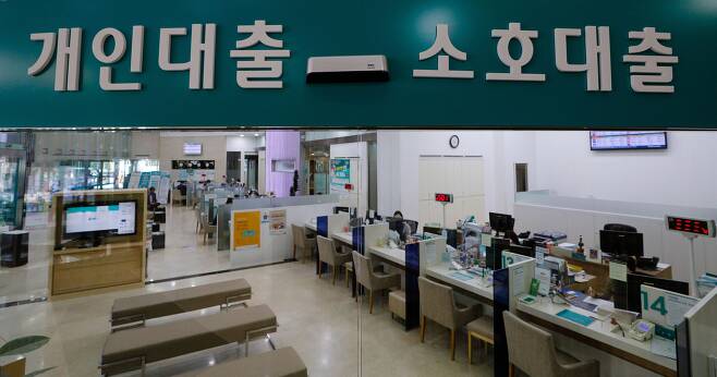 서울시내 은행 창구를 찾은 시민들이 업무를 보는 사진/뉴스1