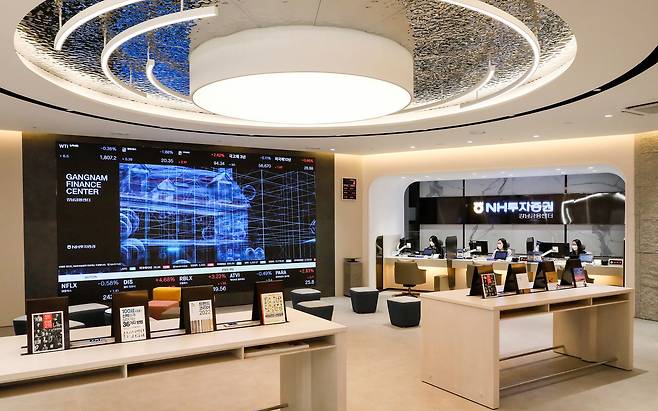 NH투자증권이 고객 니즈에 맞는 미래형 점포인 강남금융센터를 16일 오픈했다. /NH투자증권