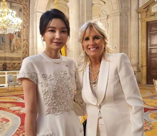 윤석열 대통령 부인 김건희 여사와 조 바이든 미국 대통령 부인 질 바이든 여사(오른쪽). /대통령실 제공