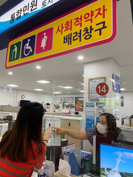 예산군이 외국인 등 의사소통에 어려움이 있는 민원인에게 도움을 제공하기 위해 군청 민원실에 AAC 그림 소통판을 비치했다 사진=예산군 제공