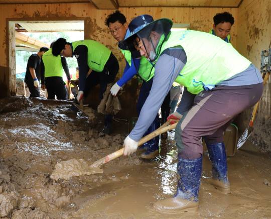 충남세종농협(본부장 이종욱)은 16일 집중호우 피해가 발생한 부여군 은산면 거전리마을을 찾아 수해복구에 도움의 손길을 보냈다. 사진=충남세종농협 제공
