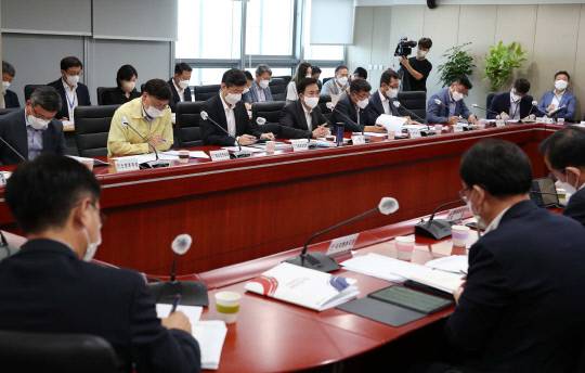 16일 충남도청 중회의실에서 실국원장회의가 개최된 가운데 김태흠 충남지사는 "산하 공공기관 난립은 각 실국 책임도 있다"라고 밝혔다. 사진=충남도 제공