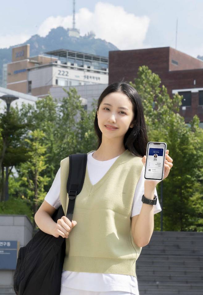 SK텔레콤 관계자가 이니셜을 이용한 디지털혁신공유대학 학생증을 소개하고 있다.