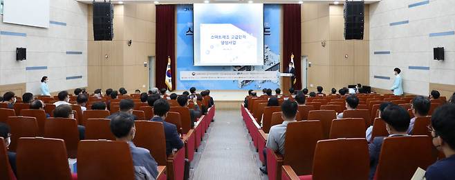 김태성 금오공대 스마트그린제조혁신사업단장이 사업에 대해 설명하고 있다.