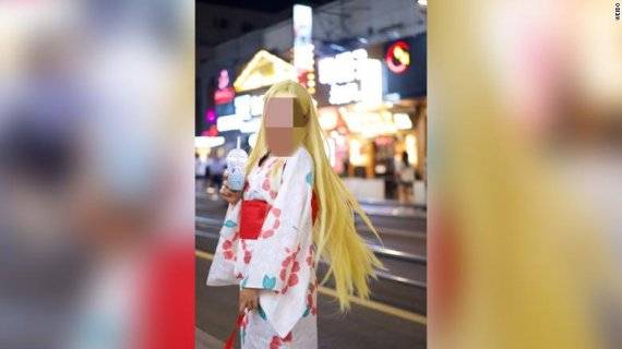 [서울=뉴시스]중국의 한 애니메이션 팬이 지난 10일 장쑤(江蘇)성 쑤저우(蘇州)에서 일본 기모노를 입고 사진을 찍었다가 경찰에 구금돼 심문받을 일을 놓고 중국 소셜미디어에서 지나친 민족주의에 대한 열띤 논쟁이 촉발됐다고 CNN이 15일 보도했다. 기모노에 금발 가발을 한 애니메이션 팬의 모습. <사진 출처 : CNN> 2022.8.15 /사진=뉴시스