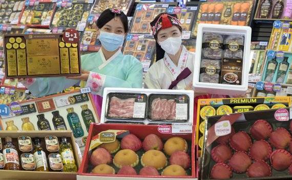 서울시 서초구에 위치한 농협 하나로마트 양재점에서 모델들이 '농협유통 MD가 추천하는 선물세트 TOP10'을 소개하고 있다. 농협유통 제공.