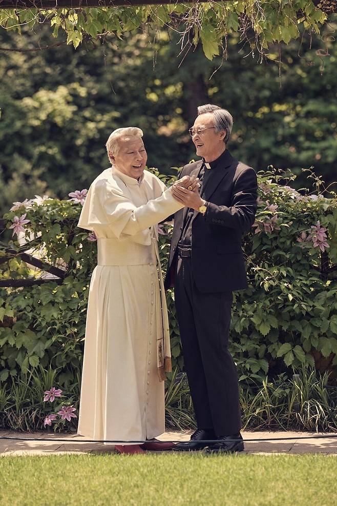 연극 <두 교황>에서 퇴위한 베네딕토 16세 교황과 현직 프란치스코 교황으로 연기하는 배우 서인석과 남명렬. 두 사람 외에 신구-정동환, 서상원-정동환 조합 등 관록의 배우들이 무대에 오른다. 에이콤 제공