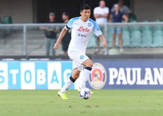 SSC나폴리 김민재가 16일(한국시각) 이탈리아 베로나 마르칸토니오 벤테고디 경기장에서 열린 2022∼2023 세리에A 1라운드 엘라스 베로나와 방문 경기에서 드리블하고 있다. 나폴리 누리집 갈무리