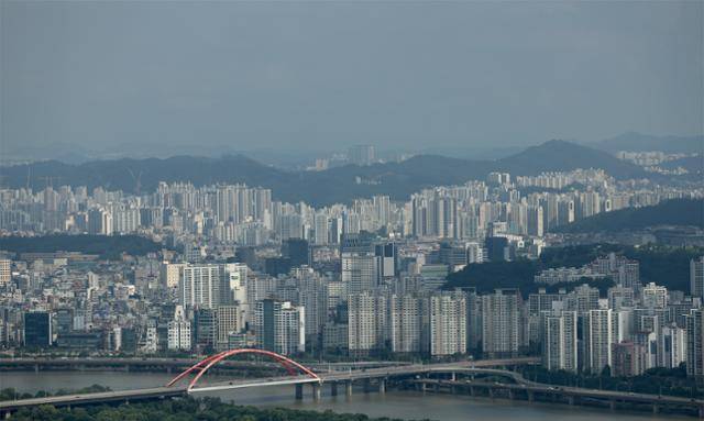 윤석열 정부가 첫 주택공급대책을 발표한 16일 서울 여의도 스퀘어에서 바라본 아파트 단지.연합뉴스