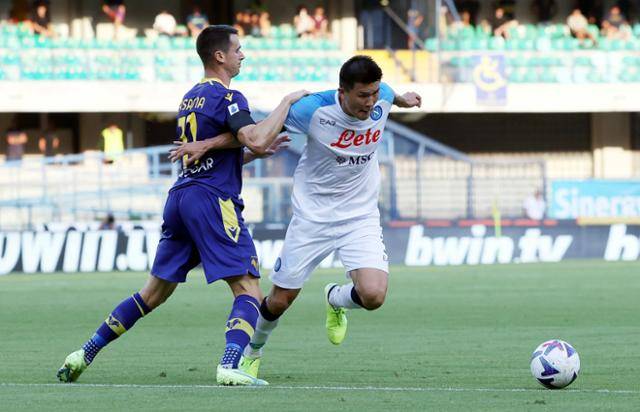 김민재(오른쪽)가 15일(현지시간) 이탈리아 베로나의 마르칸토니오 벤테고디 경기장에서 열린 엘라스 베로나와의 2022~23시즌 세리에A 1라운드 경기에서 케빈 라사냐와 경합하고 있다. 김민재는 풀타임을 소화하며 팀의 5-2 승리에 기여했다. 베로나=EPA 연합뉴스