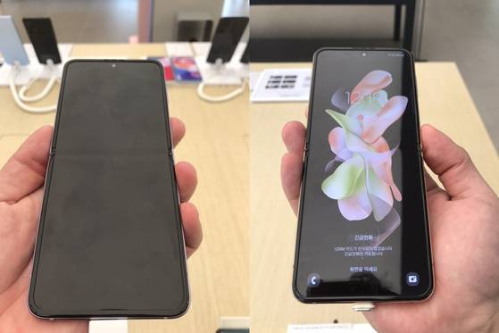 '갤럭시Z 플립3'(왼쪽)와 '갤럭시Z 플립4'를 펼쳤을 때의 모습. IS포토