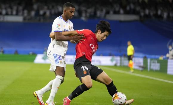 스페인 라리가 마요르카에서 뛰고 있는 이강인(오른쪽)이 16일(한국시간) 열린 2022-2023시즌 아틀레틱 빌바오와 라리가 1라운드 원정 경기에 선발 출전했다. 사진은 지난 시즌 레알 마드리전에 출전해 볼을 경합하는 이강인. [사진=뉴시스]