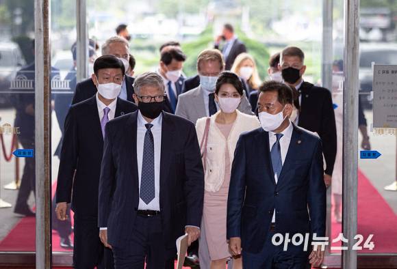 마이크로소프트(MS)의 공동 창업자이자 '빌 앤드 멀린다 게이츠 재단' 공동 이사장인 빌 게이츠가 16일 오전 서울 여의도 국회에서 이광재 사무총장의 안내를 받으며 국회의장실로 향하고 있다. [사진=김성진 기자]