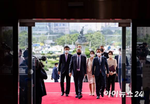 마이크로소프트(MS)의 공동 창업자이자 '빌 앤드 멀린다 게이츠 재단' 공동 이사장인 빌 게이츠가 16일 오전 서울 여의도 국회에서 이광재 사무총장의 안내를 받으며 국회의장실로 향하고 있다. [사진=김성진 기자]