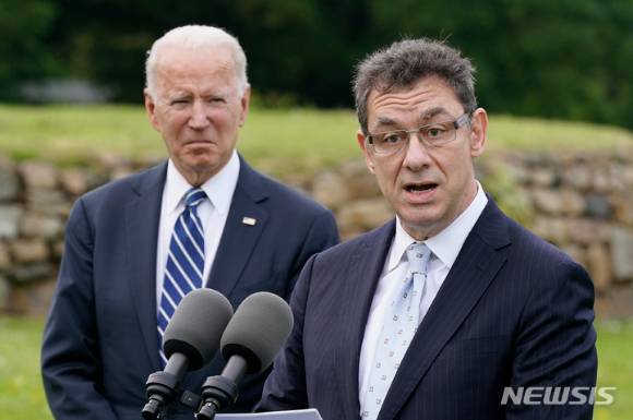 앨버트 불라 화이자 최고경영자(CEO·오른쪽)가 지난해 6월 조 바이든 대통령 옆에서 발언하고 있다. [사진=뉴시스]