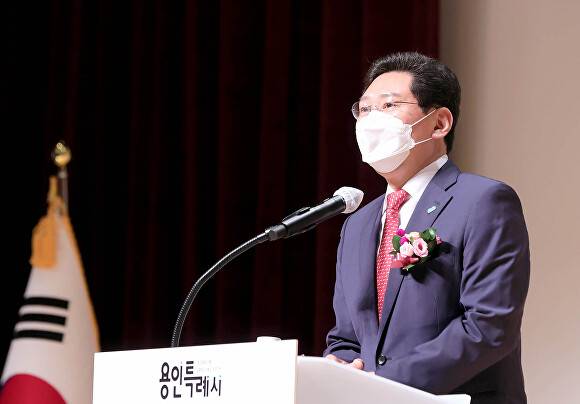 이상일 용인특례시장이 지난 15일 용인시청 에이스홀에서 열린 ‘제77주년 광복절 경축식’에서 자유를 지키기 위한 책무에 대해 이야기 하고 있다. [사진=용인특례시]