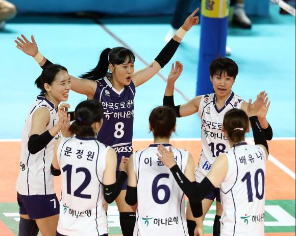 한국도로공사 선수들이 지난 14일 열린 페퍼저축은행과 컵대회 조별리그 B조 첫 경기 도중 공격 득점을 올린 뒤 환호하고 있다. [사진=발리볼코리아닷컴]