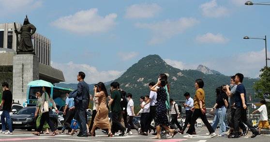 16일 오후 서울 종로구 광화문네거리에서 시민들이 이동하고 있다. 뉴시스