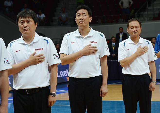 2013년 대표팀에서 감독과 코치로 한솥밥을 먹은 유재학(오른쪽)과 이상범(왼쪽). 중앙포토