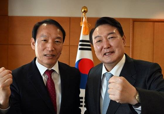 지난 4월 윤석열 대통령과 주기환 국민의힘 광주시장 후보(당시 대통령직인수위원회 정무사법행정분과 전문위원)이 서울 종로구 인수위 사무실에서 포즈를 취하고 있다.