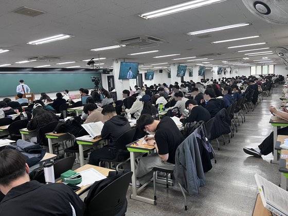 순경공채 필기시험을 한달 앞둔 지난달 수험생들이 A학원에서 강의를 듣고 있다. 사진 A학원